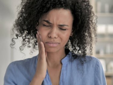 woman feeling pain in her jaw